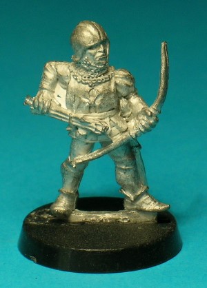Pose 3. This figure wears a padded jerkin and a short surcoat, in typical European late-medieval style. He wears a plain shaped helmet over a chainmail coif. He holds a shortbow in his left hand and draws an arrow from his belt loop with his right. His slotta-tab reads 'Archer'.