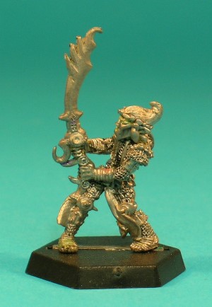 Pose 2, variant C. This Githyanki variant wears a jewelled headband, and sports the typical Githyanki hairstyle; swept back and upwards into a forwards-pointing peak. He is looking to his right with his mouth closed.
